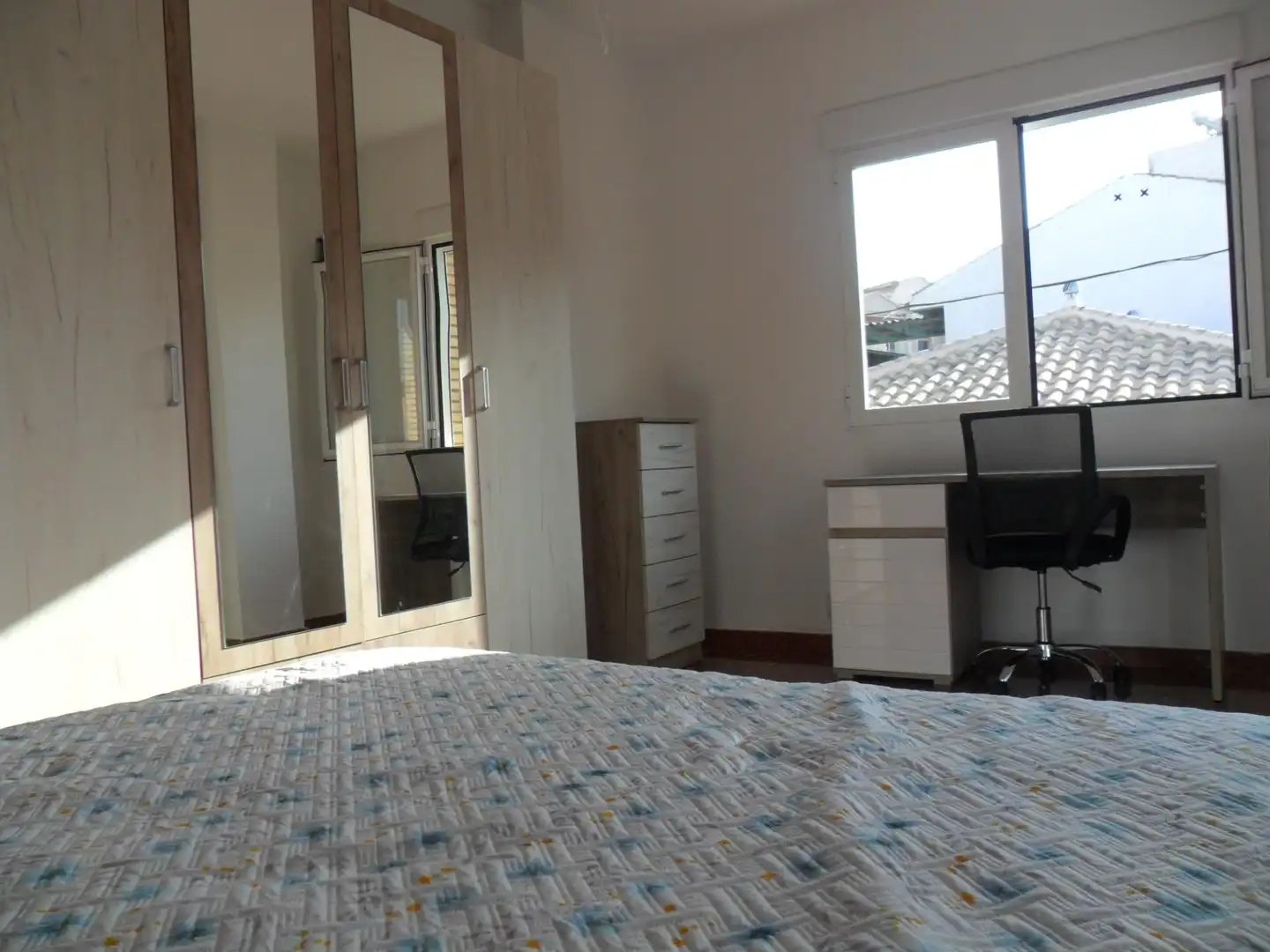 Schlafzimmer von Dachboden zur Miete in Maracena mit Terrasse, Abstellraum und Möbliert