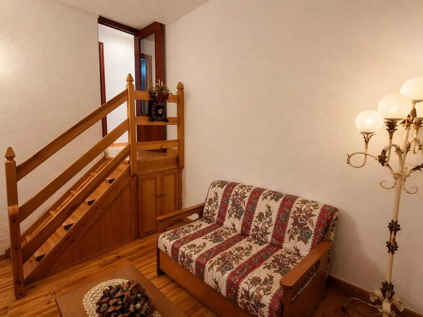 Sala de estar de Casa adosada en venta en Eslava con Calefacción, Terraza y Amueblado