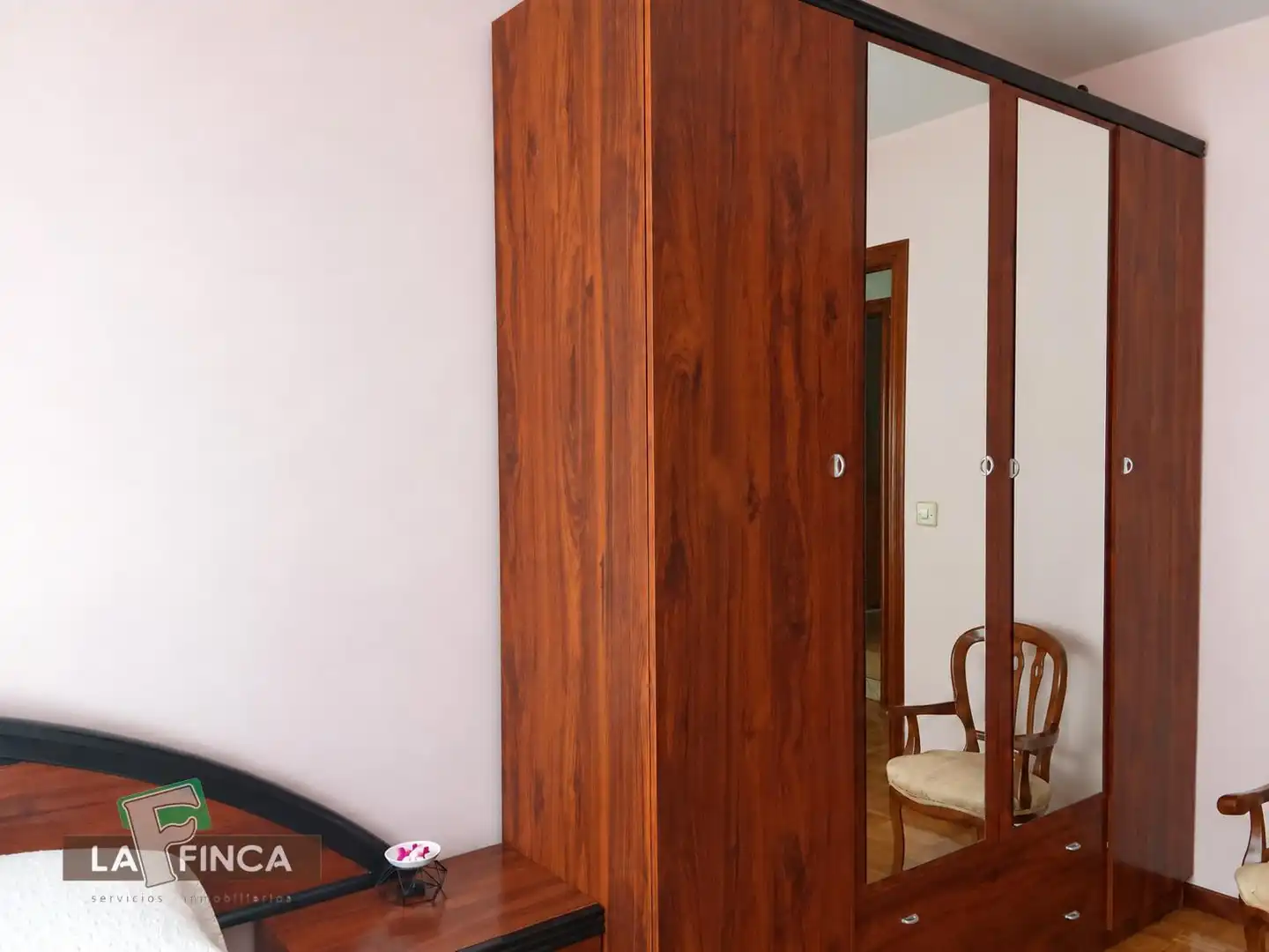 Dormitori de Pis en venda en Gijón  amb Calefacció, Parquet i Moblat
