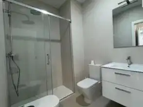 Badezimmer von Wohnung zur Miete in  Granada Capital mit Klimaanlage, Terrasse und Balkon