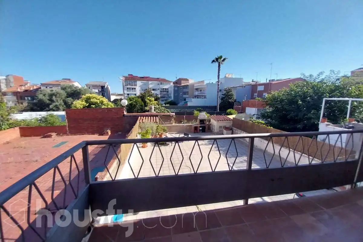 Exterior view of Flat for rent in Terrassa  with Heating, Terrace and Storage room