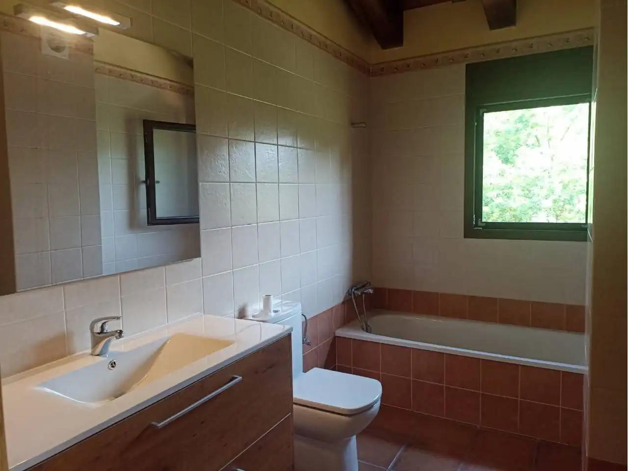 Bany de Casa adosada en venda en Vallfogona de Ripollès amb Calefacció, Jardí privat i Terrassa