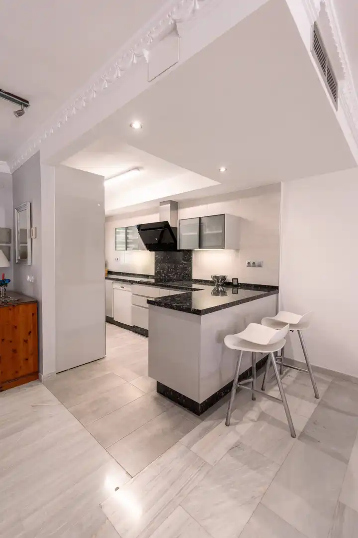 Cuina de Casa adosada en venda en Marbella amb Aire condicionat, Jardí privat i Terrassa
