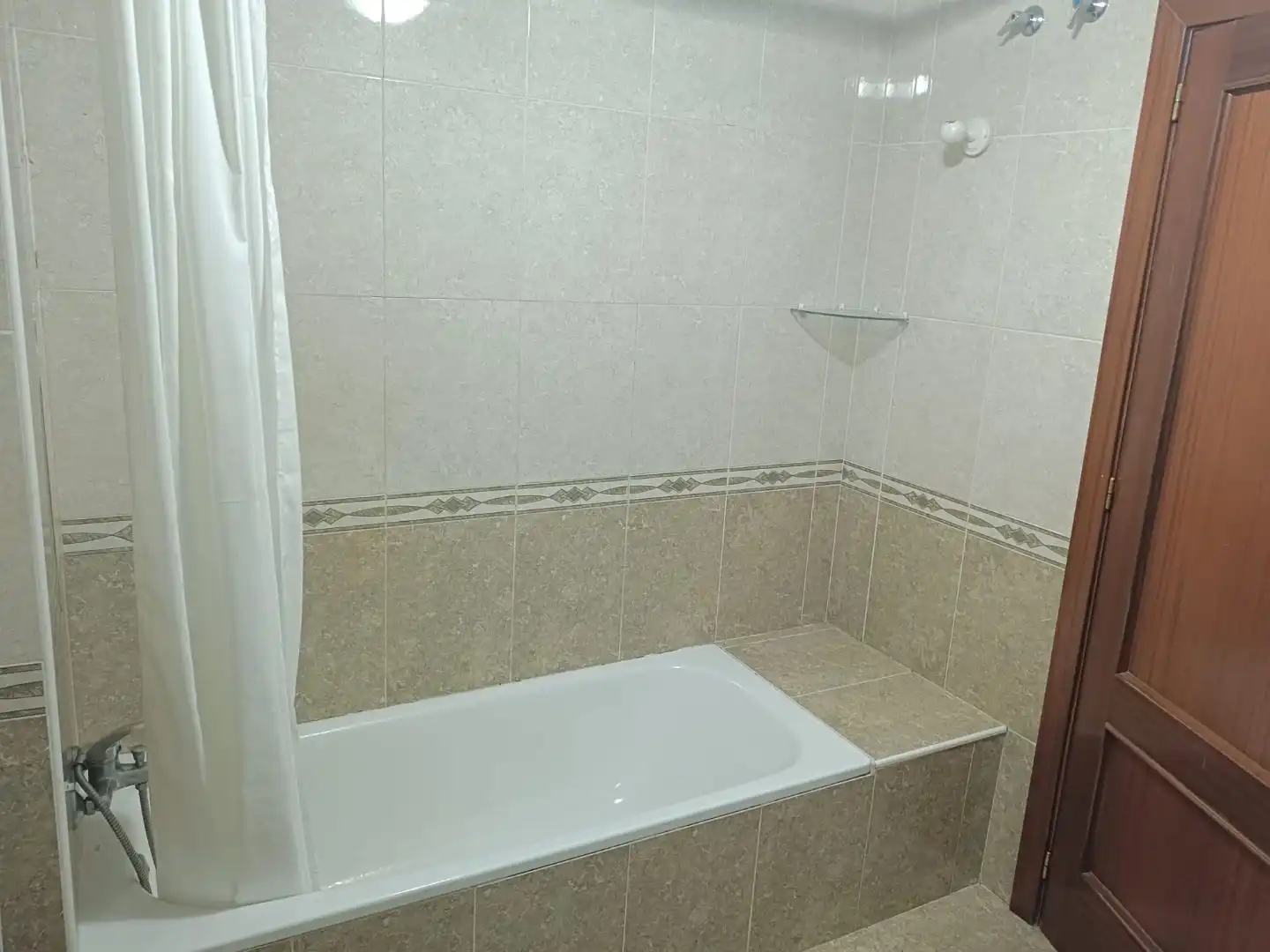 Bathroom of Flat for share in Almendralejo  with Air Conditioner and Furnished