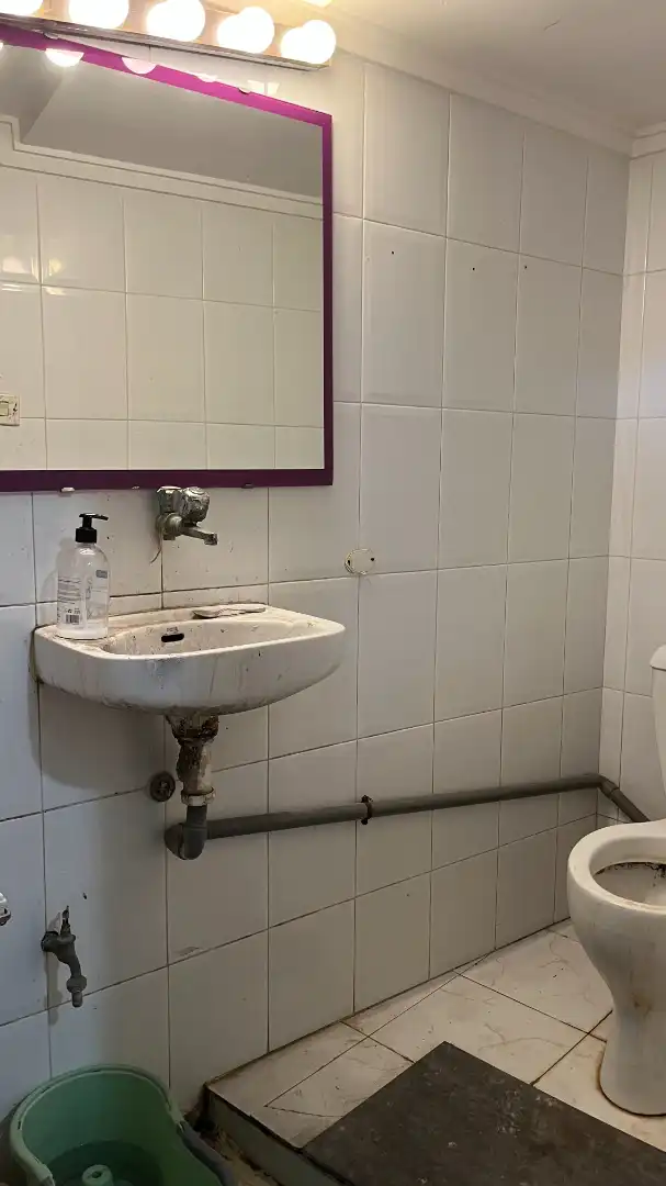 Bathroom of Commercial properties for sale in Valencia  with Air Conditioner