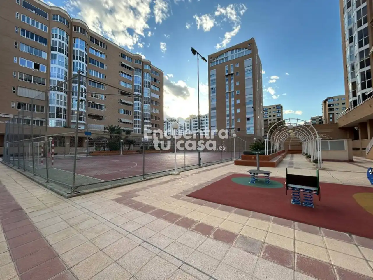 Vista exterior de Pis en venda en Alicante / Alacant amb Terrassa, Traster i Piscina comunitària