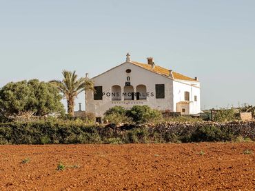 Casa rústica amb balcó en venda a Ciutadella