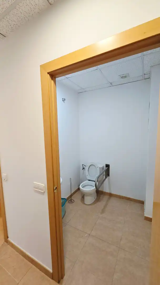 Badezimmer von Geschaftsraum zur Miete in Piera mit Klimaanlage und Heizung