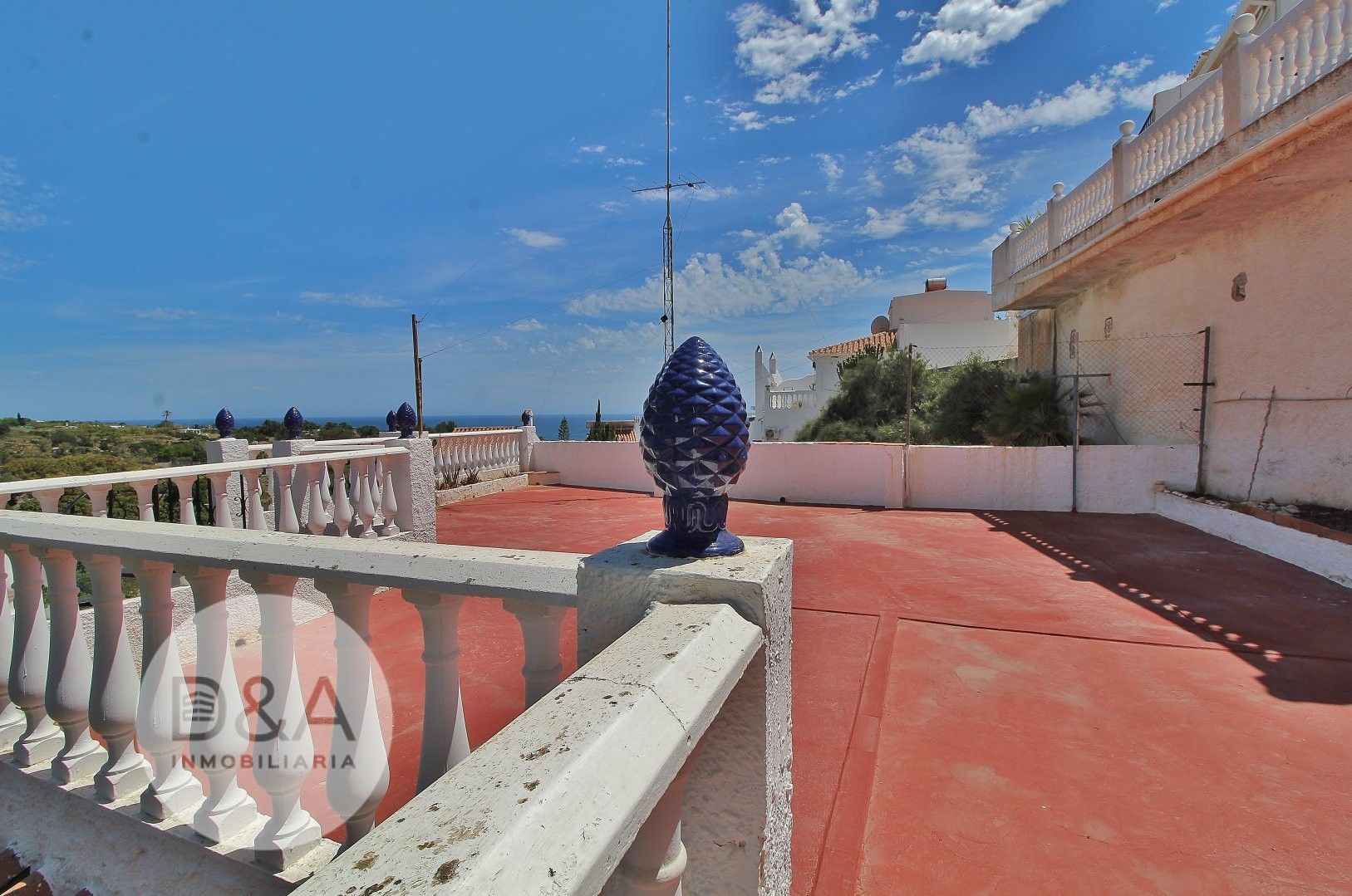 Vista exterior de Casa o xalet en venda en Nerja amb Terrassa