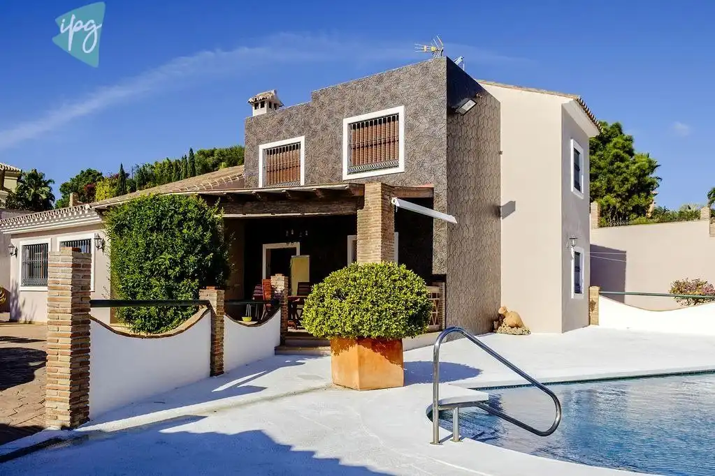 Vista exterior de Casa o xalet en venda en Estepona amb Aire condicionat, Calefacció i Jardí privat