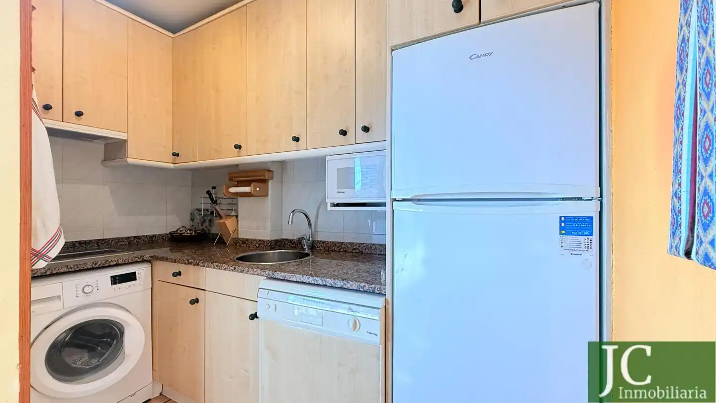 Cuina de Dúplex en venda en Laredo amb Terrassa i Moblat