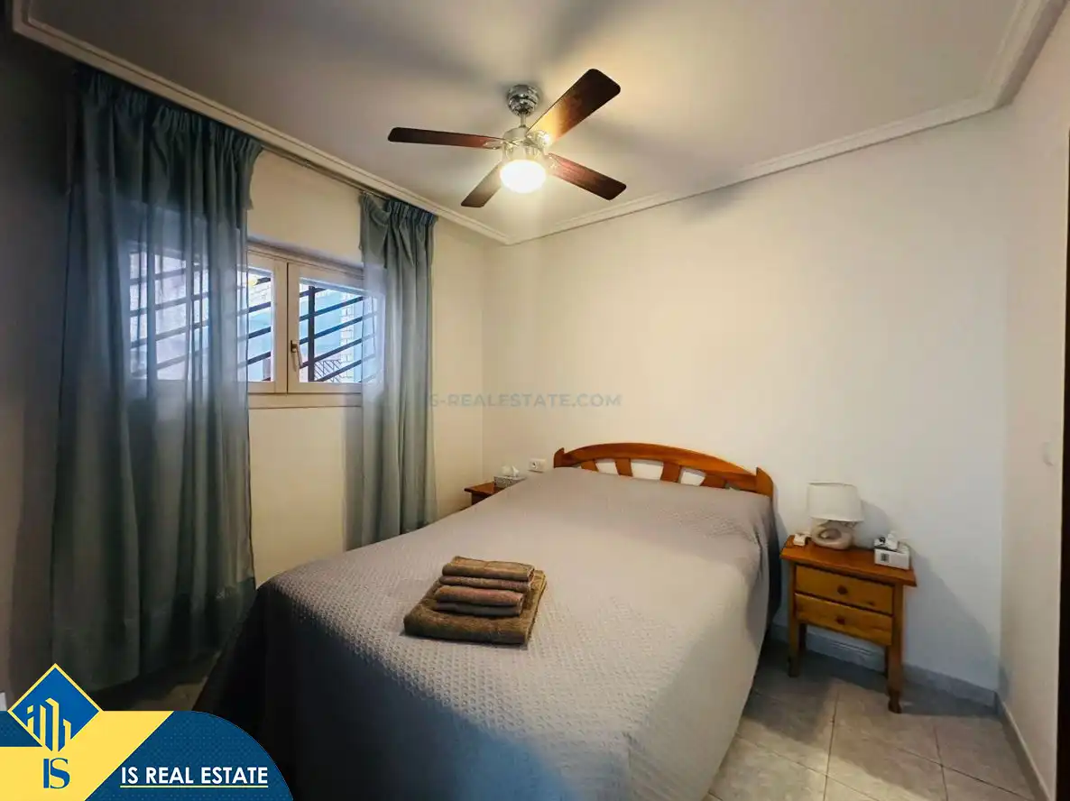 Dormitori de Apartament de lloguer en Torrevieja amb Aire condicionat, Calefacció i Terrassa