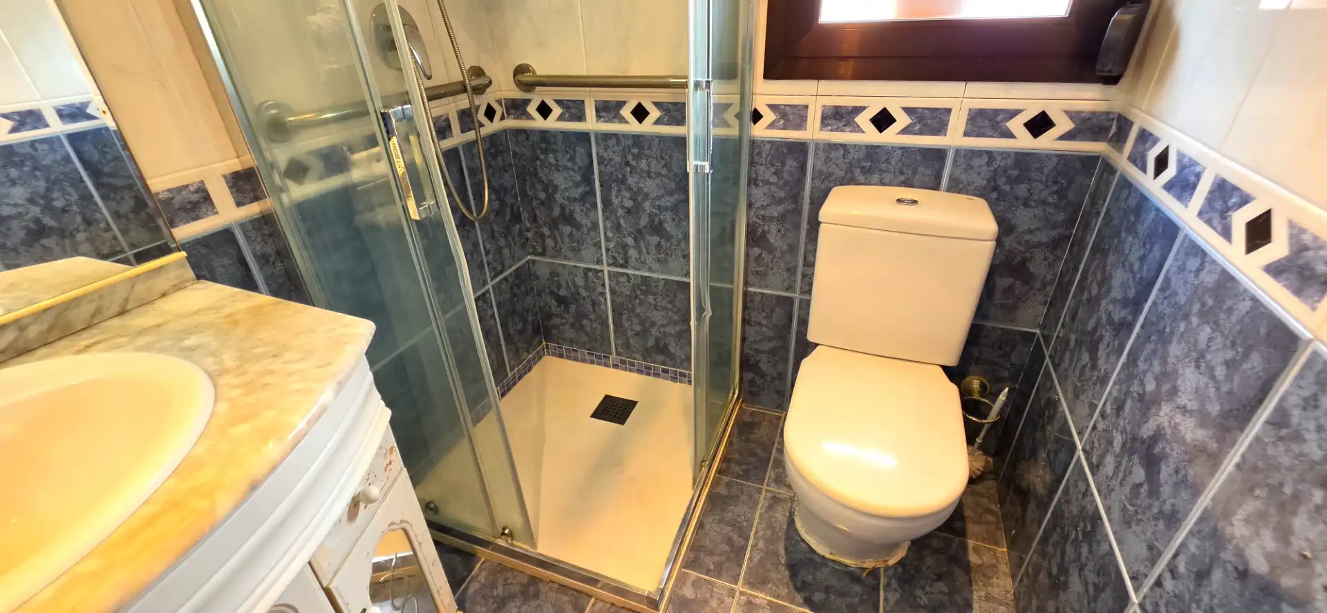Bathroom of Flat for sale in Bilbao   with Storage room, Furnished and Oven