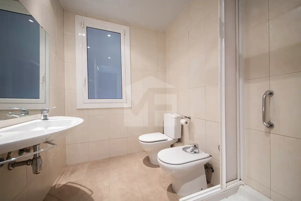 Bathroom of Flat for sale in Barcelona  with Heating and Balcony