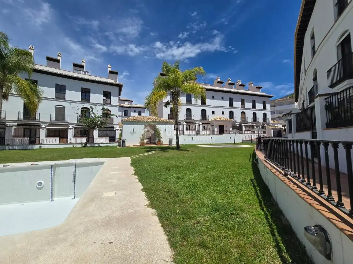 Vista exterior de Piso en venta en Vélez de Benaudalla con Aire acondicionado, Terraza y Piscina comunitaria