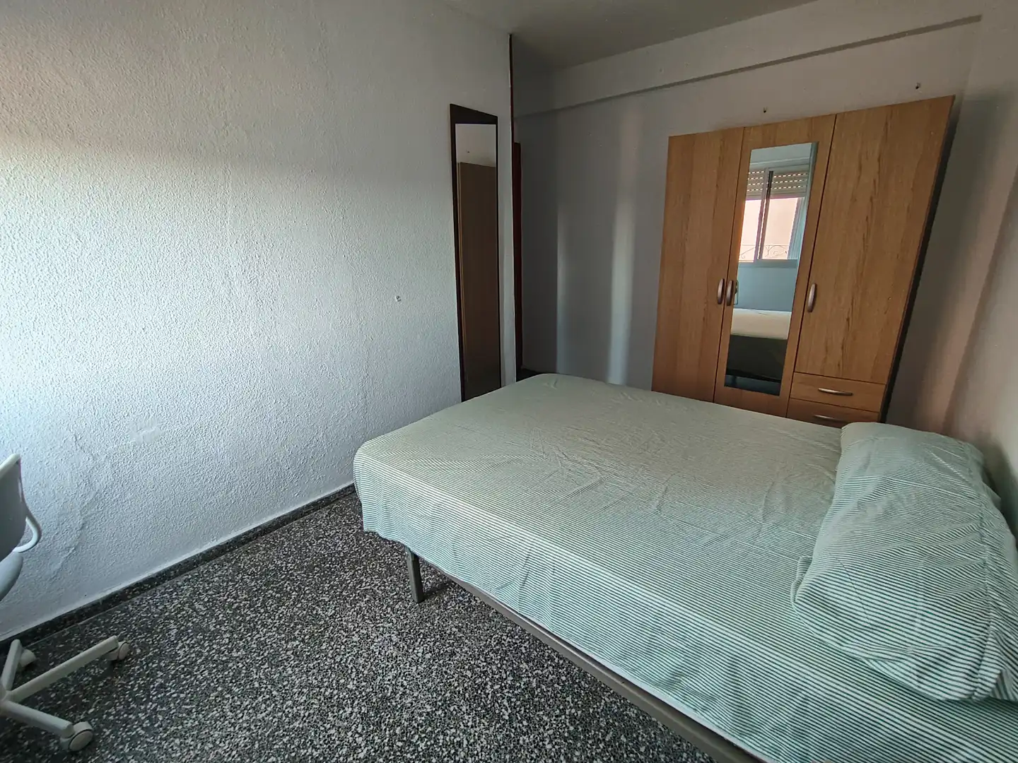 Habitación de Piso de alquiler en Granada con Aire acondicionado, Amueblado y Lavadora