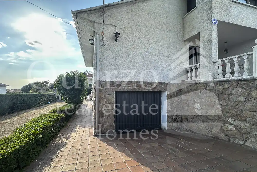 Exterior view of Houses for sale in Villaviciosa de Odón  with Air Conditioner, Heating and Private garden