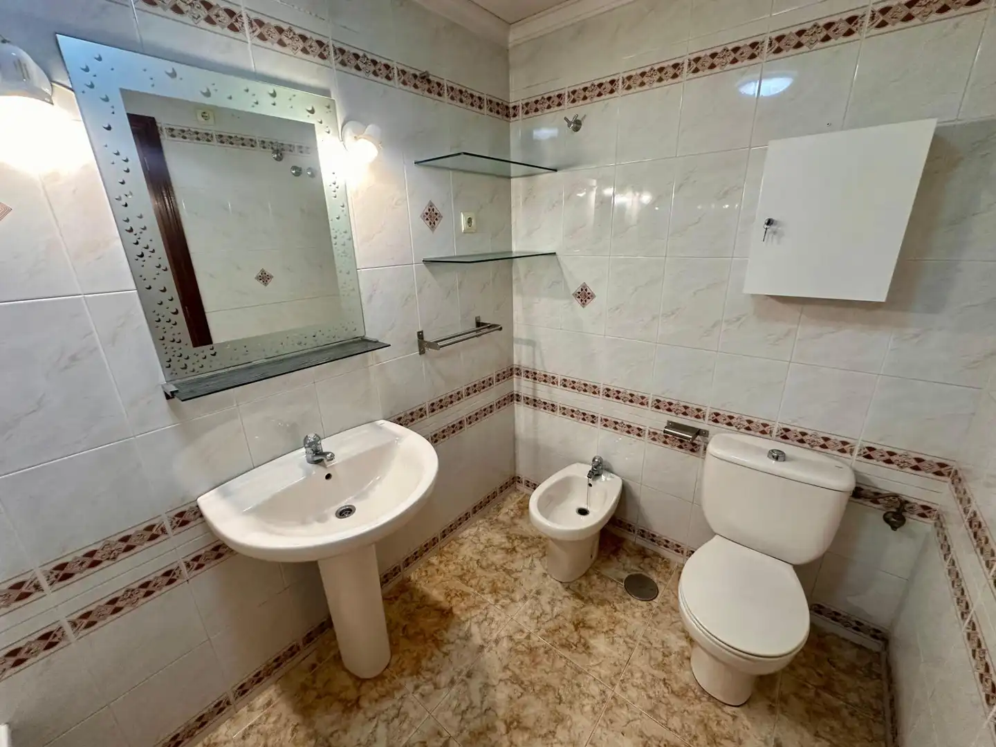 Baño de Apartamento en venta en Torrevieja con Aire acondicionado, Jardín privado y Amueblado