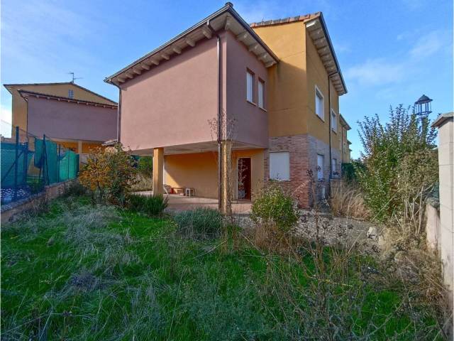Casa adosada en Venta en Castilla y León en Valdorros