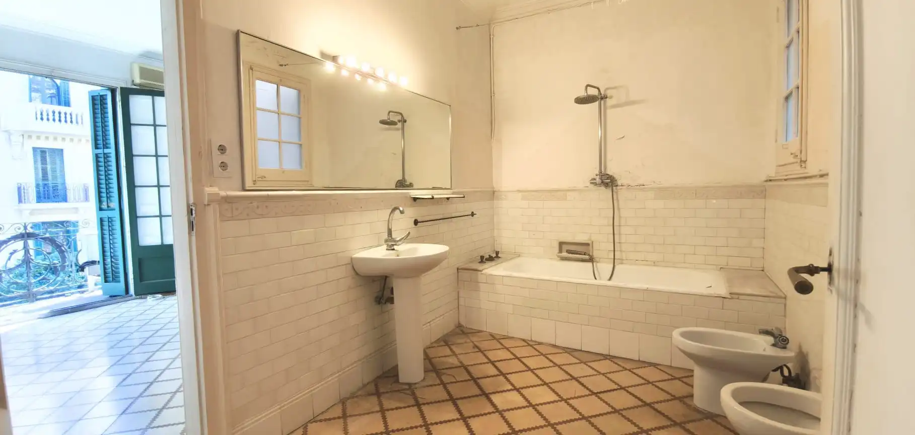Baño de Piso de alquiler en Barcelona con Aire acondicionado, Horno y Balcón