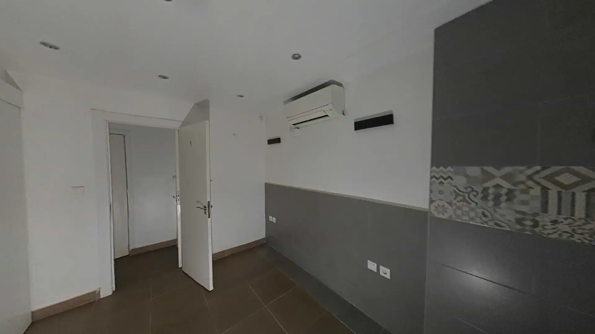 Ground floor for sale in Barcelona  with Air Conditioner and Alarm