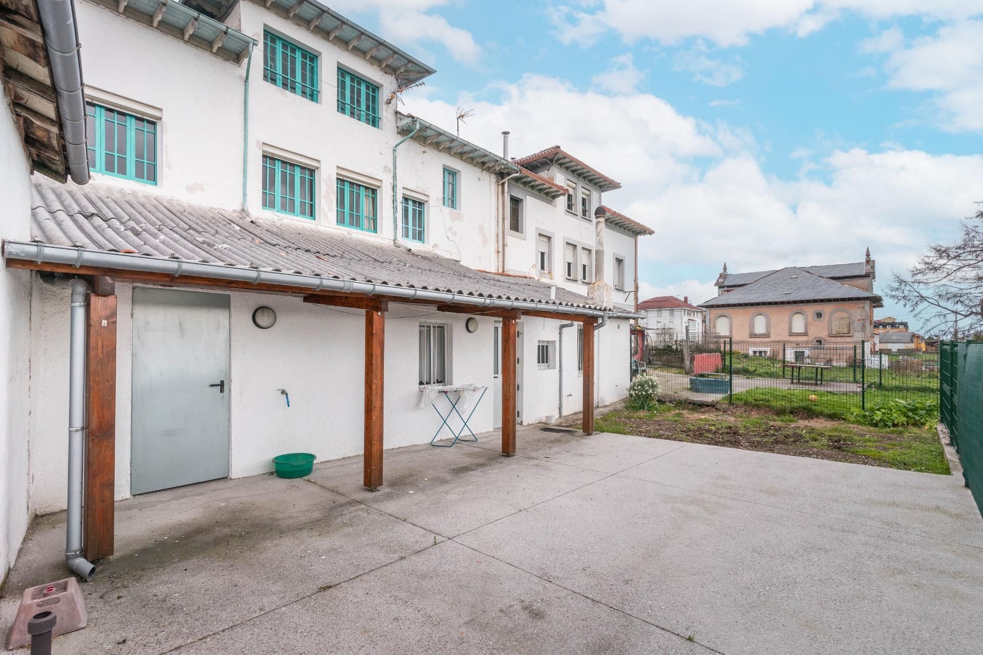 Vista exterior de Casa adosada en venta en Salas con Terraza, Trastero y Amueblado