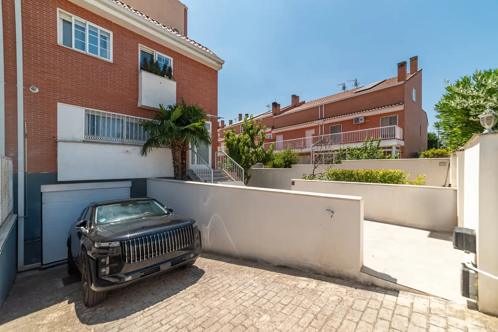 Vista exterior de Casa adosada en venda en Móstoles amb Aire condicionat, Calefacció i Jardí privat
