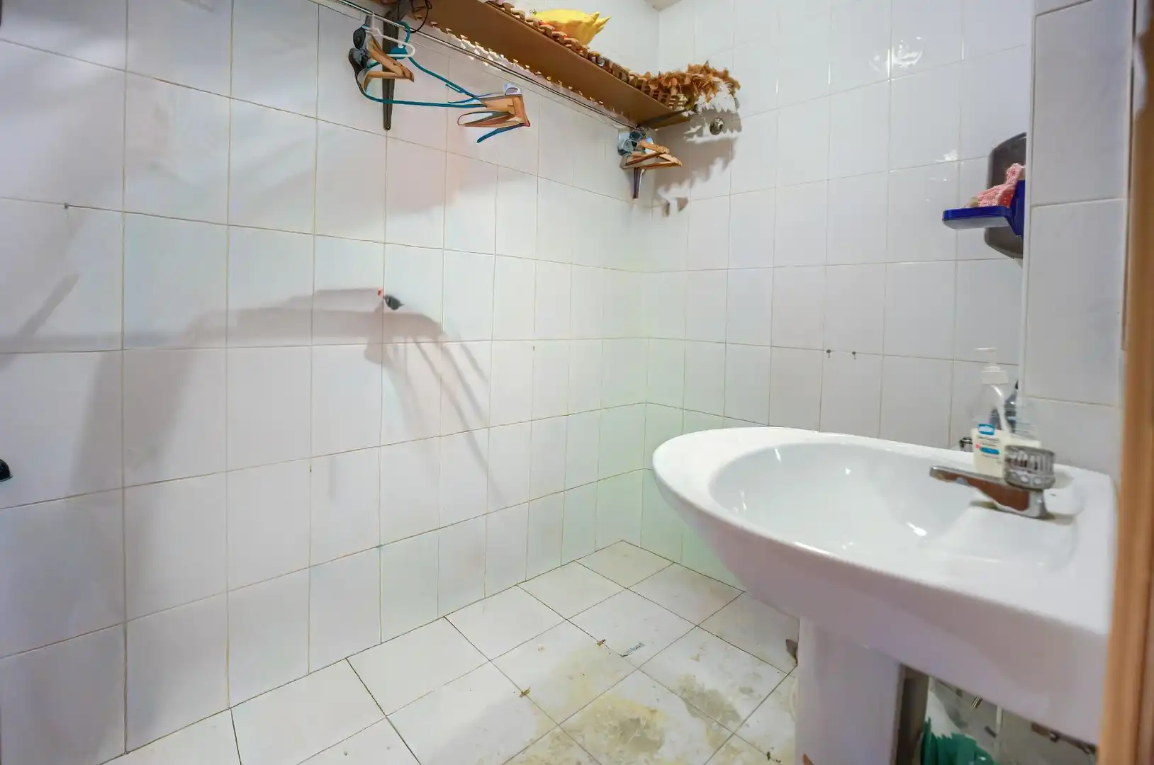 Bany de Local en venda en Sanlúcar la Mayor amb Aire condicionat