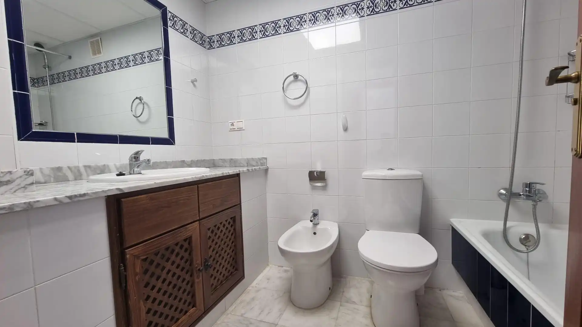 Baño de Apartamento en venta en Torrevieja con Jardín privado, Terraza y Balcón