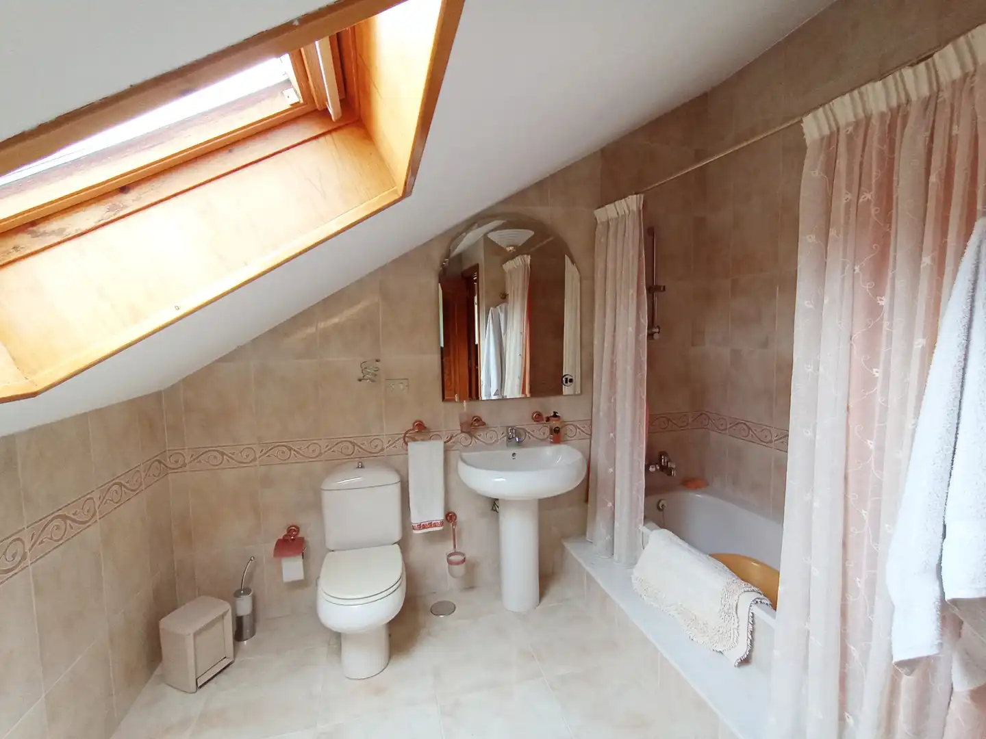 Bathroom of Houses for sale in Coirós  with Heating, Private garden and Parquet flooring