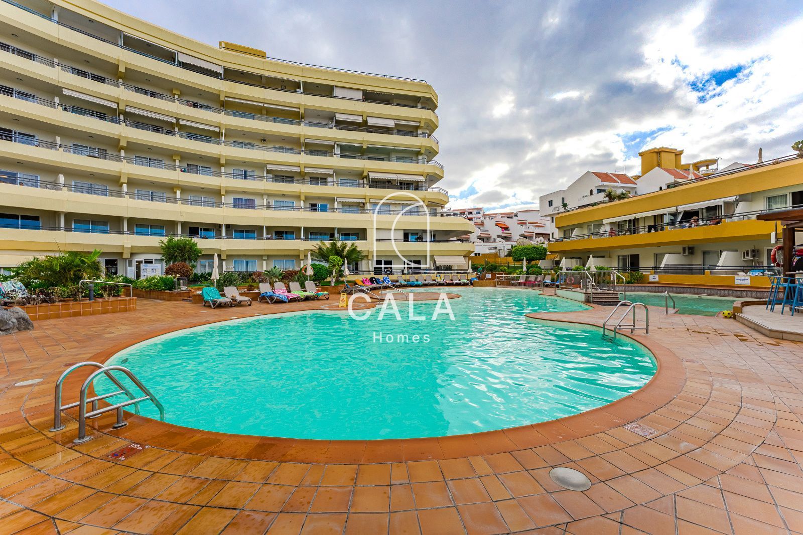 Vista exterior de Pis en venda en Adeje amb Aire condicionat, Terrassa i Piscina