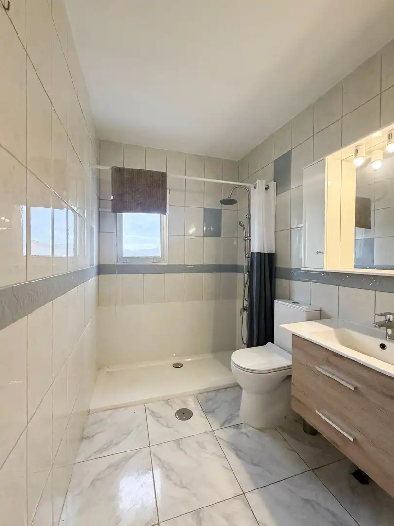 Baño de Ático de alquiler en San Bartolomé de Tirajana con Jardín privado, Terraza y Amueblado