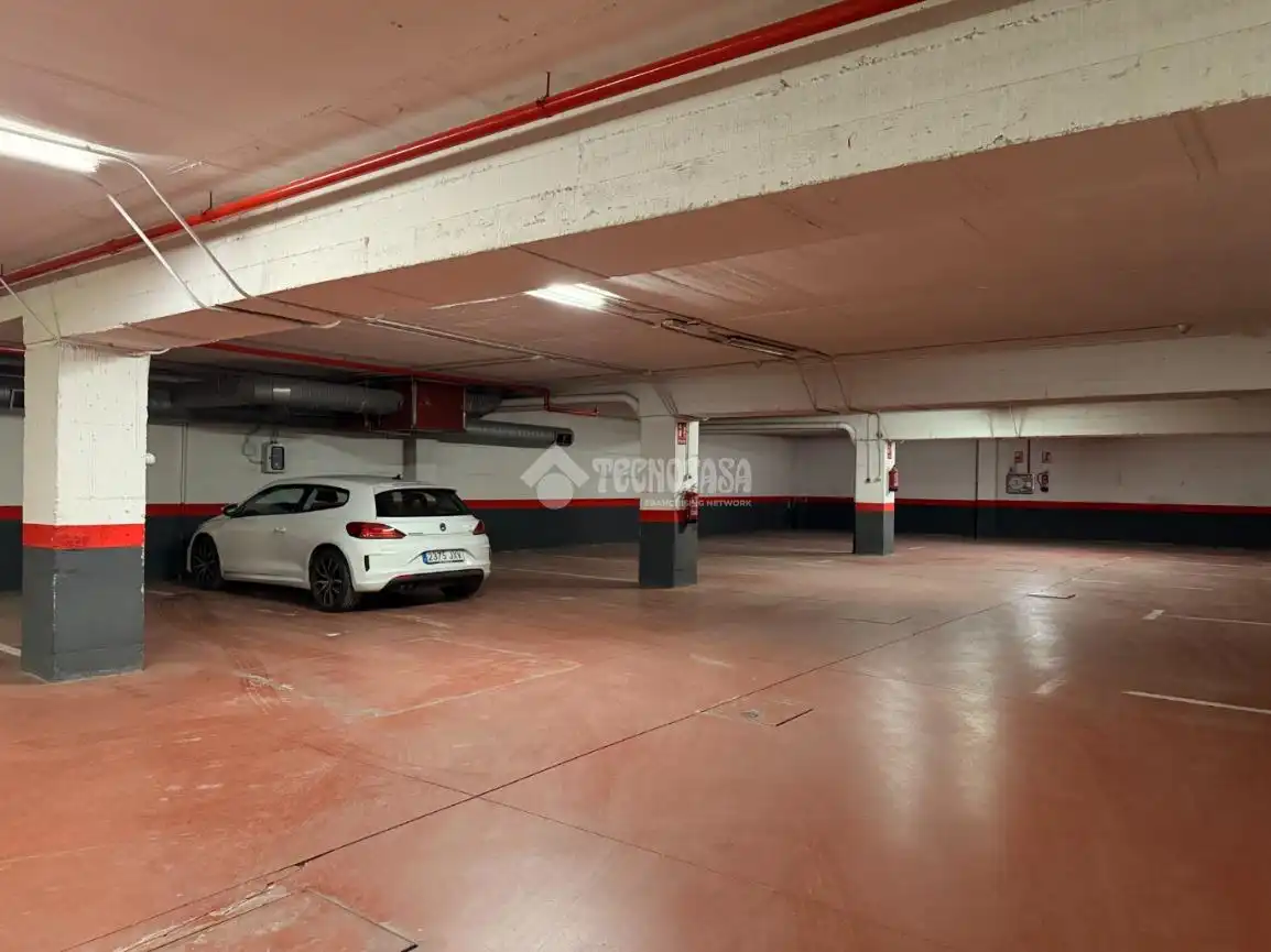 Parkplatz von Gebäude zur Miete in Madrid