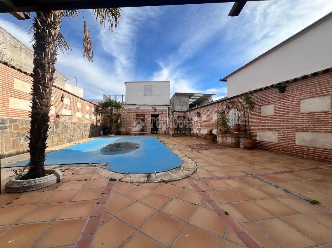 Vista exterior de Casa adosada en venta en Las Herencias con Calefacción, Piscina y Amueblado
