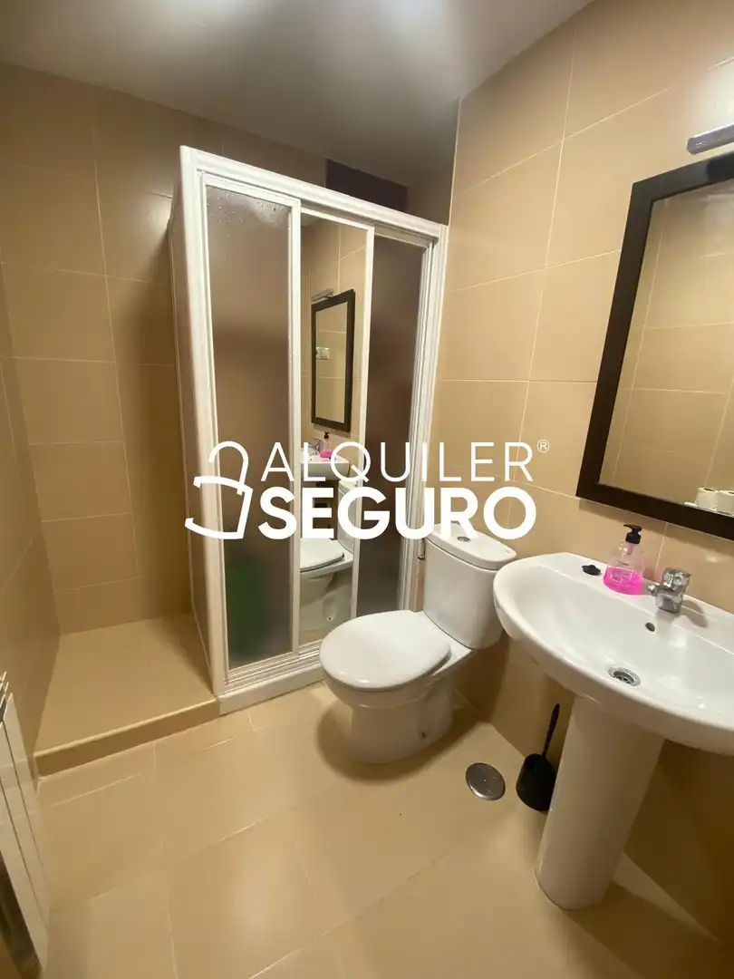 Baño de Piso de alquiler en Horche con Calefacción y Terraza
