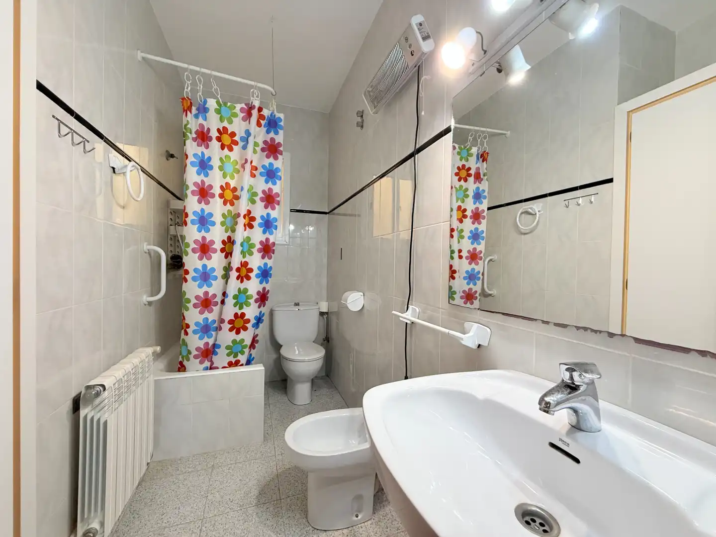 Badezimmer von Einfamilien-Reihenhaus zum Verkauf in Cubelles mit Klimaanlage, Heizung und Privatgarten