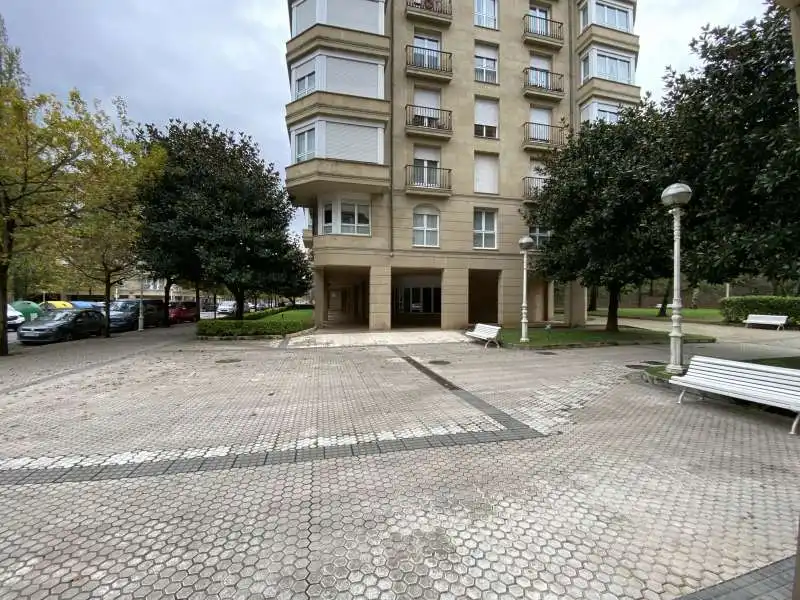 Vista exterior de Oficina en venda en Donostia - San Sebastián  amb Aire condicionat i Calefacció