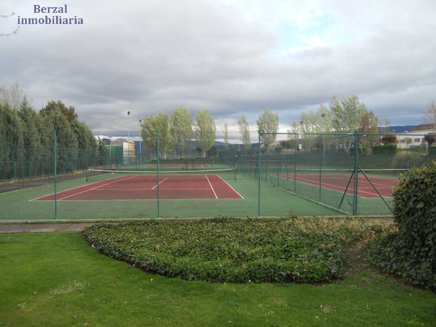 Vista exterior de Casa adosada en venda en Navarrete amb Calefacció, Jardí privat i Terrassa