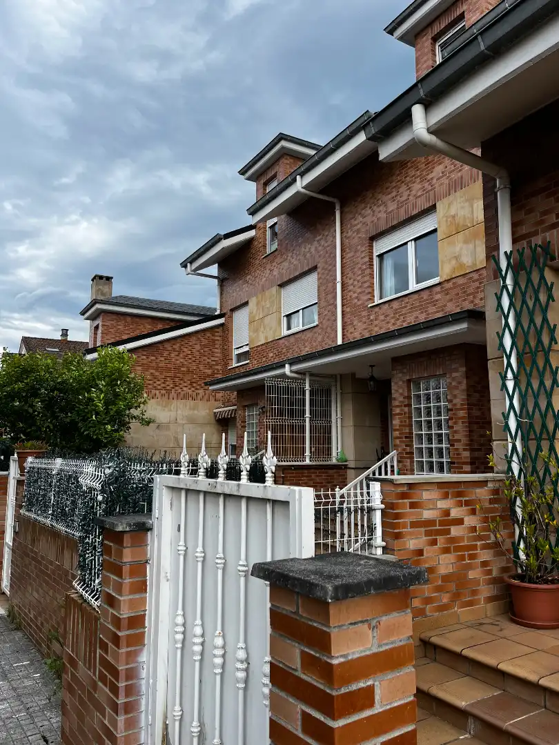 Vista exterior de Casa adosada en venta en Torrelavega  con Calefacción, Terraza y Trastero