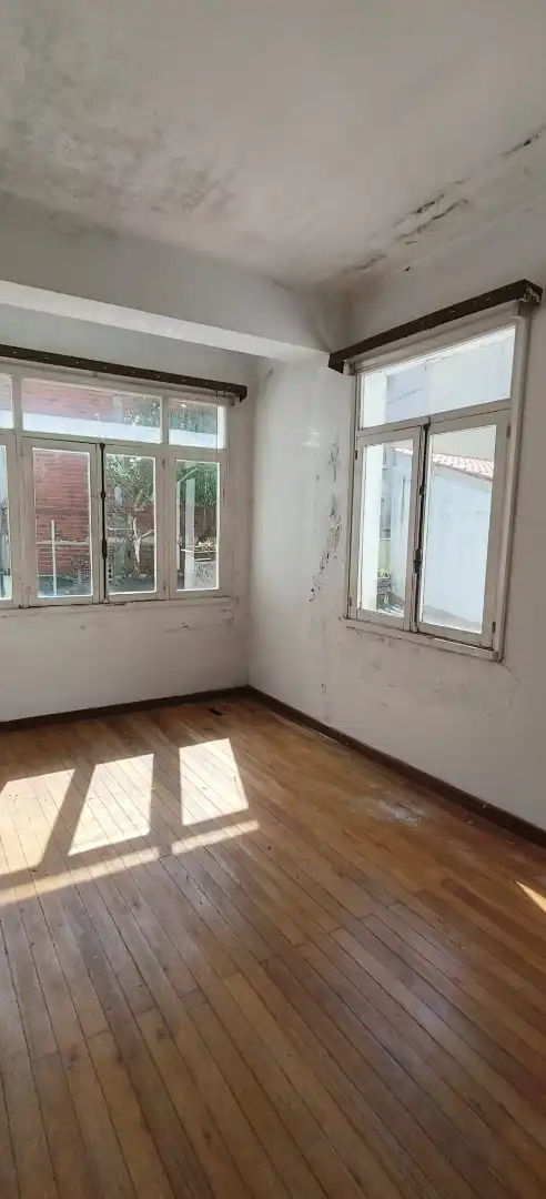 Sala d'estar de Casa adosada en venda en Cedeira amb Parquet, Terrassa i Balcó