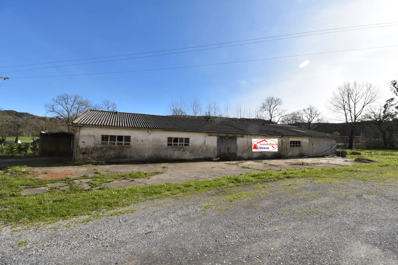 Vista exterior de Nave industrial en venta en Solórzano