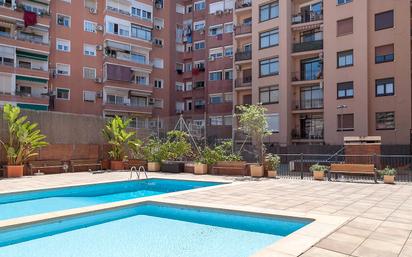 Piscina de Pis en venda en  Barcelona Capital amb Aire condicionat, Parquet i Balcó