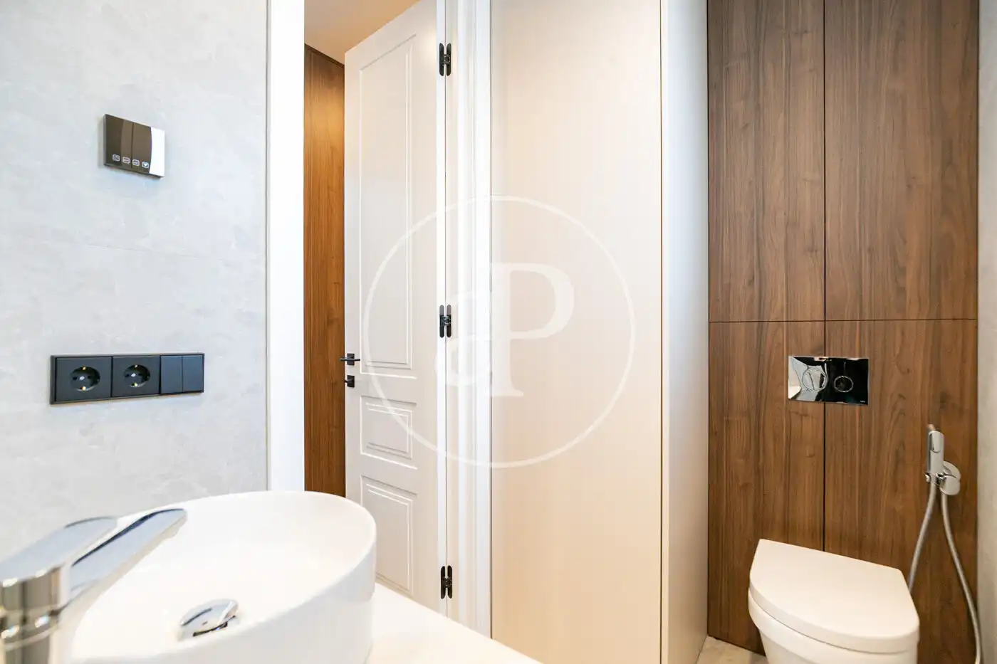 Bathroom of Flat for sale in Barcelona  with Air Conditioner, Heating and Balcony
