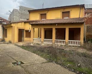 Exterior view of House or chalet for sale in Palencia Capital  with Private garden, Parquet flooring and Terrace