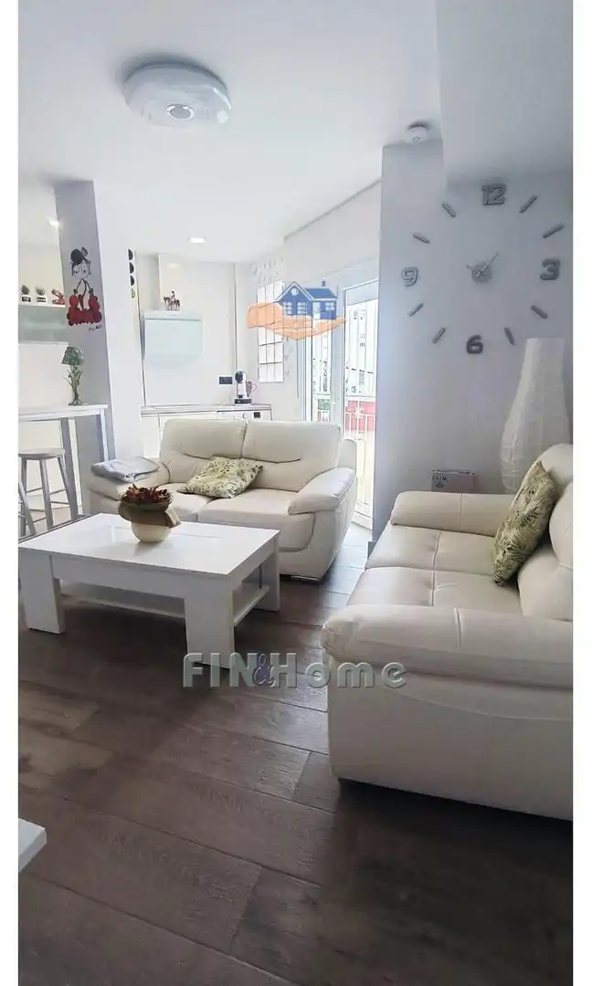 Living room of Flat for sale in Sevilla  with Air Conditioner, Heating and Furnished