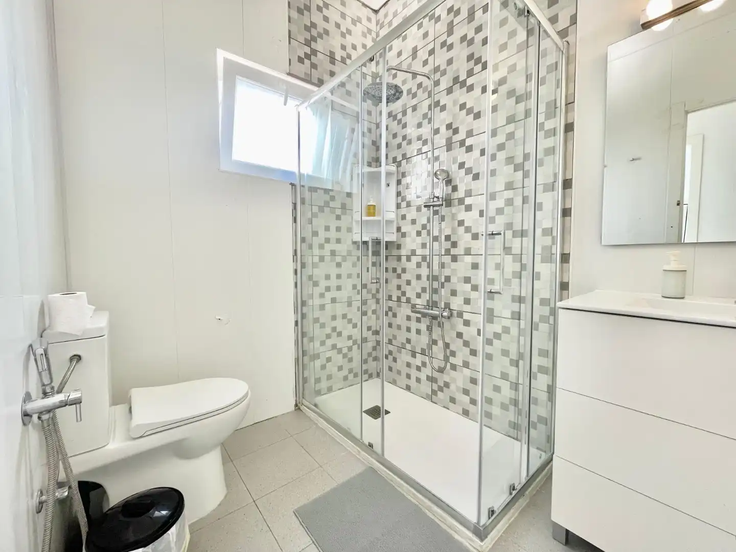 Baño de Apartamento de alquiler en Torrevieja con Aire acondicionado, Calefacción y Terraza