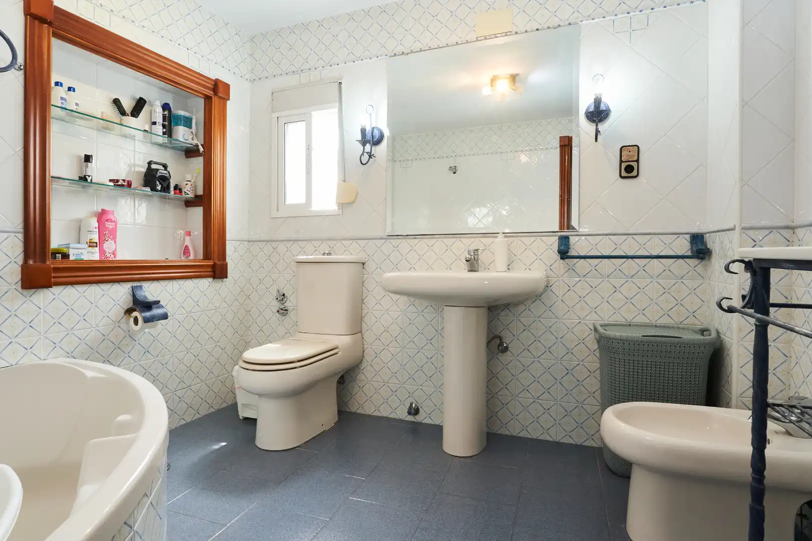Bathroom of Detached homes for sale in Jaén  with Furnished