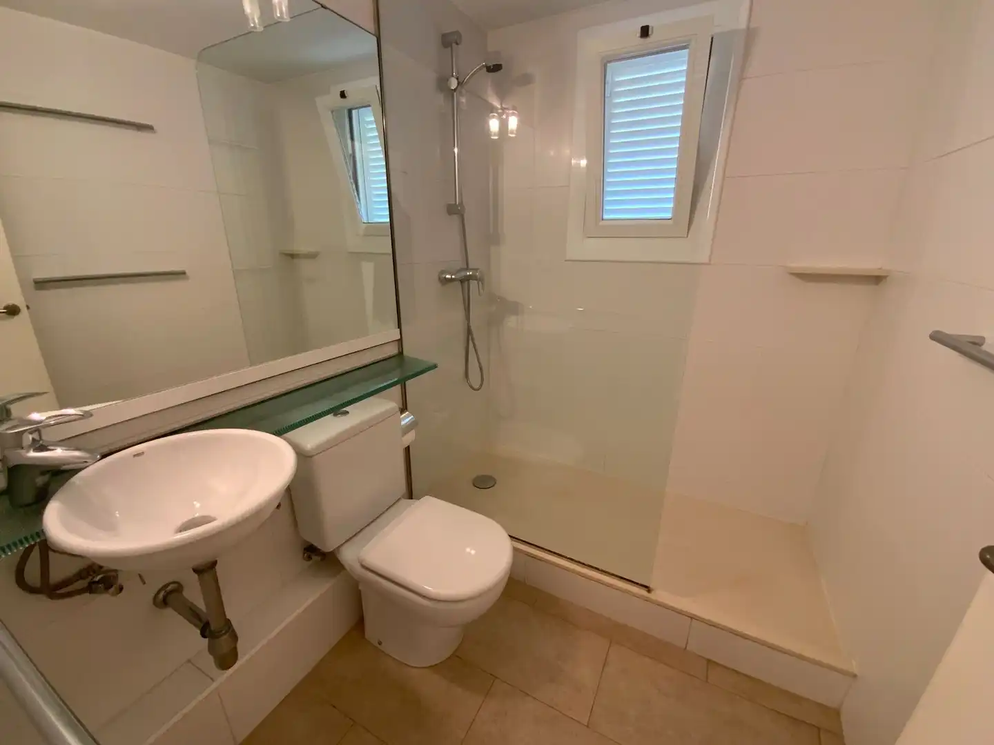 Badezimmer von Dachboden zum Verkauf in Sant Vicenç de Montalt mit Klimaanlage, Heizung und Abstellraum