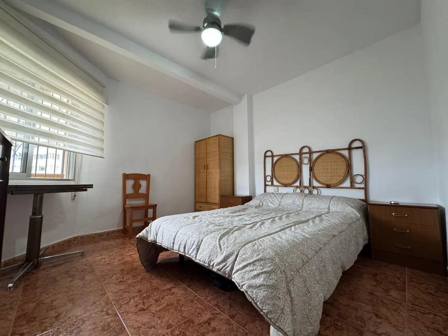 Dormitori de Apartament de lloguer en El Campello amb Jardí privat, Terrassa i Moblat