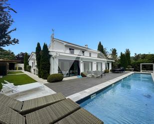 Vista exterior de Casa o xalet en venda en Pozuelo de Alarcón amb Aire condicionat, Terrassa i Piscina